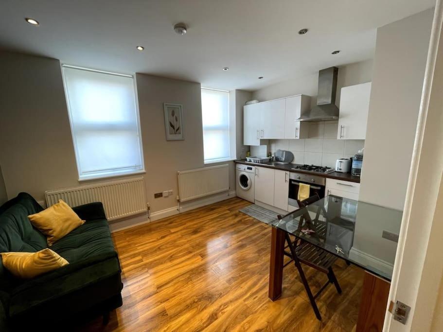 Stunning Luxury One Bedroom Serviced - London