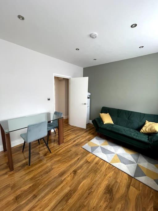 Apartment Stunning Luxury One Bedroom Serviced - *